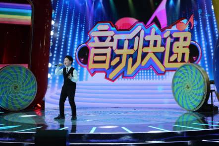 凤凰传奇的小搭档央视节目常客翻唱羽泉奔跑荣获小金人