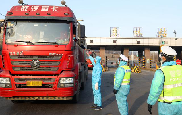 2020年2月11日,在河北井陘高速公路服務區設置的防疫檢查點,車輛接受