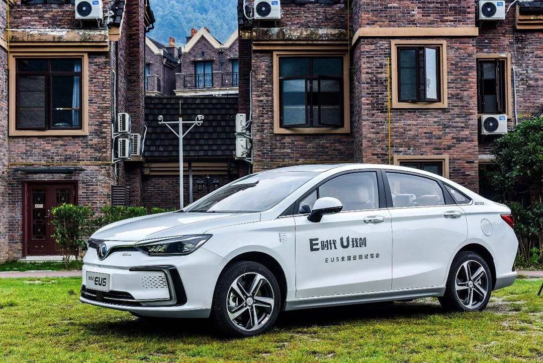 北汽eu5作为北汽新能源的主力车型,充分契合了当前消费者出行所需,这