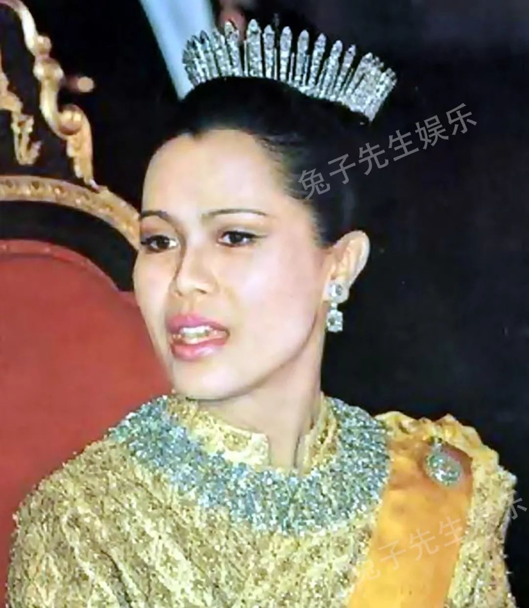 泰国王后与日本皇后同框!诗丽吉华丽霸气,美智子以柔克刚太惊艳