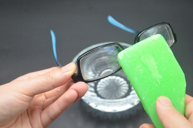 赶紧学会这招,用肥皂涂一涂镜片轻松搞定,解决了很多人困扰的烦恼.