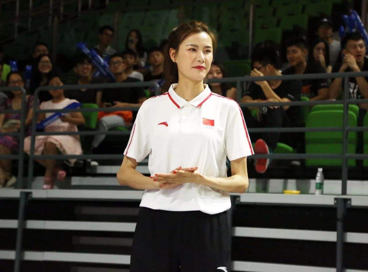 女神可不简单,她15岁就开始打篮球,我们知道打篮球的人身高必须突出