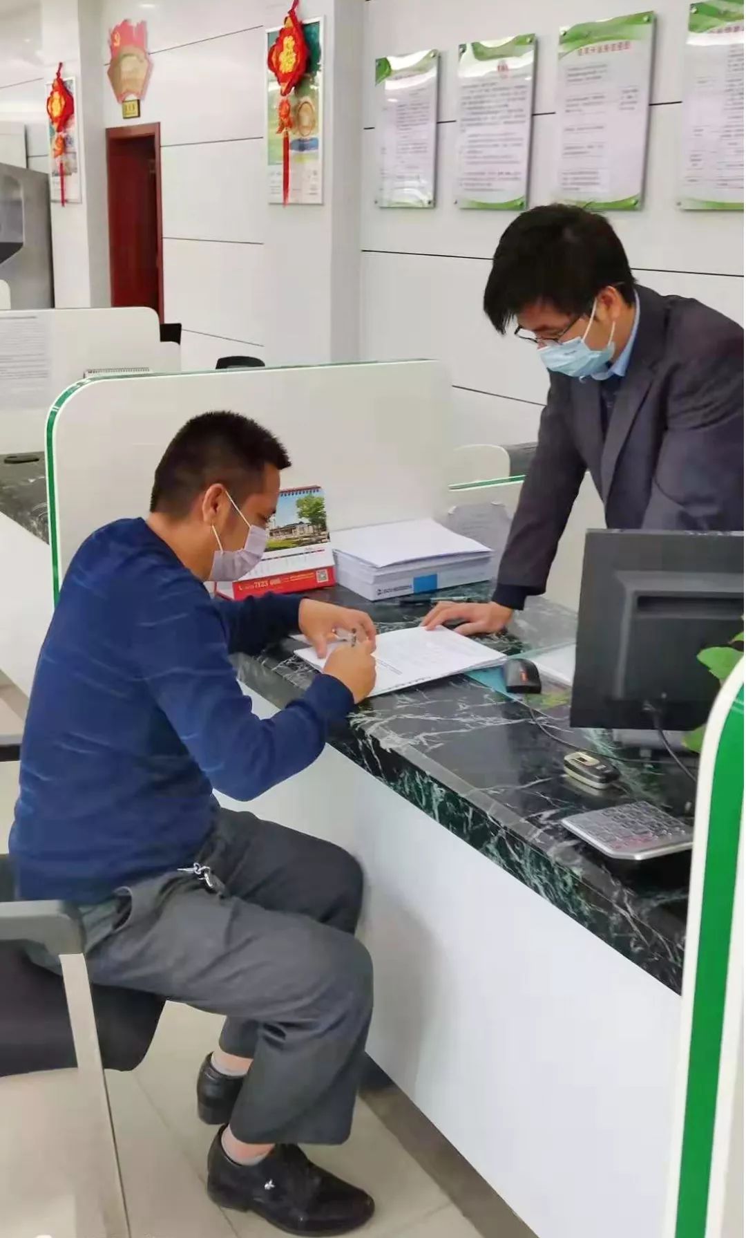 图为信贷人员与企业负责人进行面签该企业于2月11日向陆川农商行提出