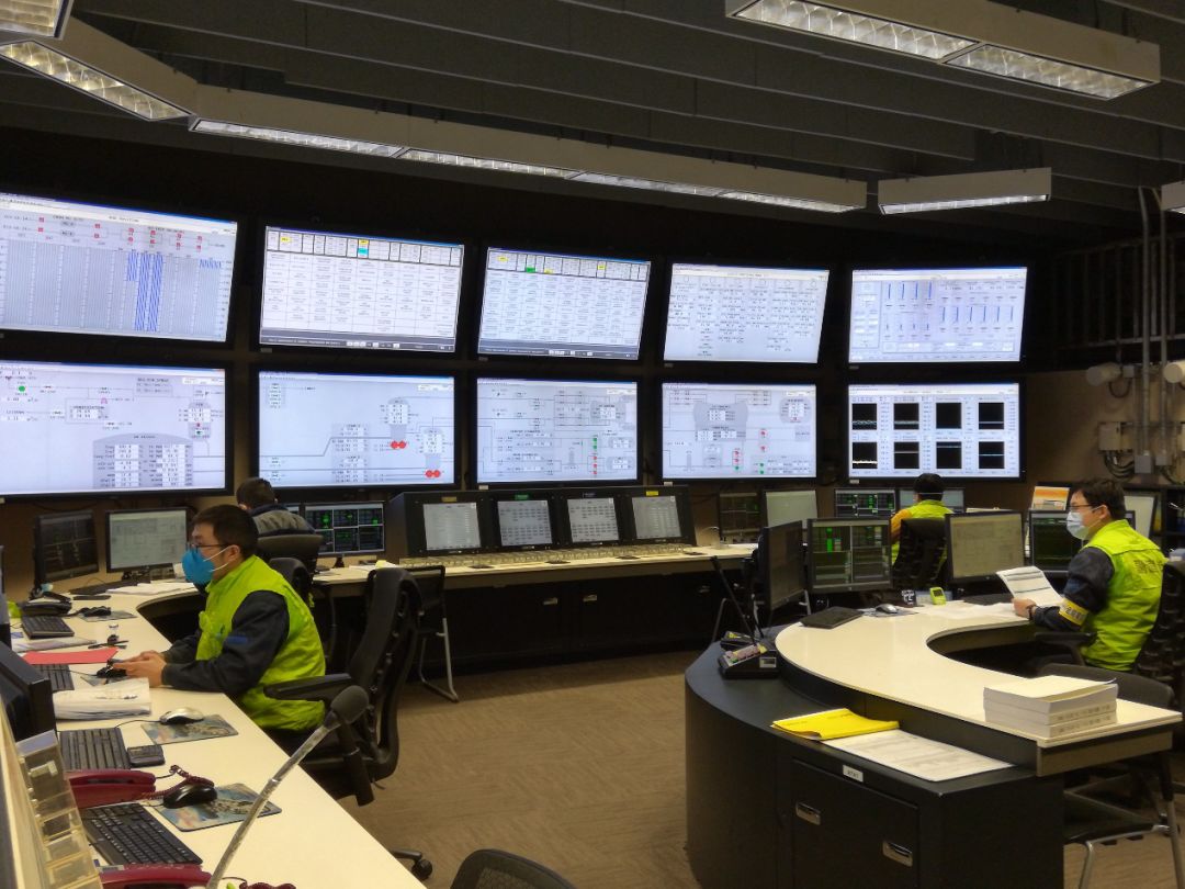 主控室人员各司其职生产一线也是战"疫"前线,春节以来,面对"疫情防控"