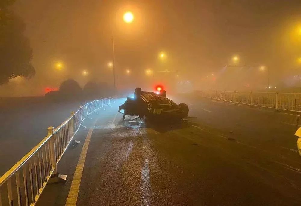 1死3伤凌晨镇江某路发生惨烈车祸司机涉嫌酒驾逃离现场