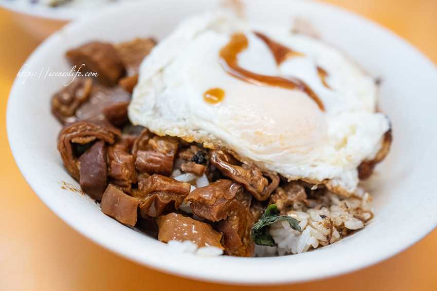 早餐就吃大肠卤肉饭会不会太浮夸配颗半熟荷包蛋超邪恶大肠卤肉饭