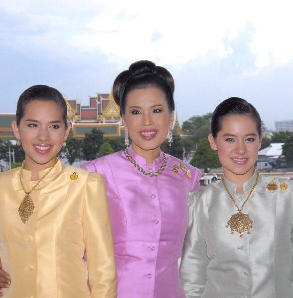 原创 泰国皇室最美的两个公主,妹妹穿深v连衣裙太美艳,姐姐童颜依旧