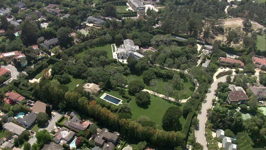 据悉,贝佐斯此次在洛杉矶购买的这处房产名为"华纳庄园",曾是专门为