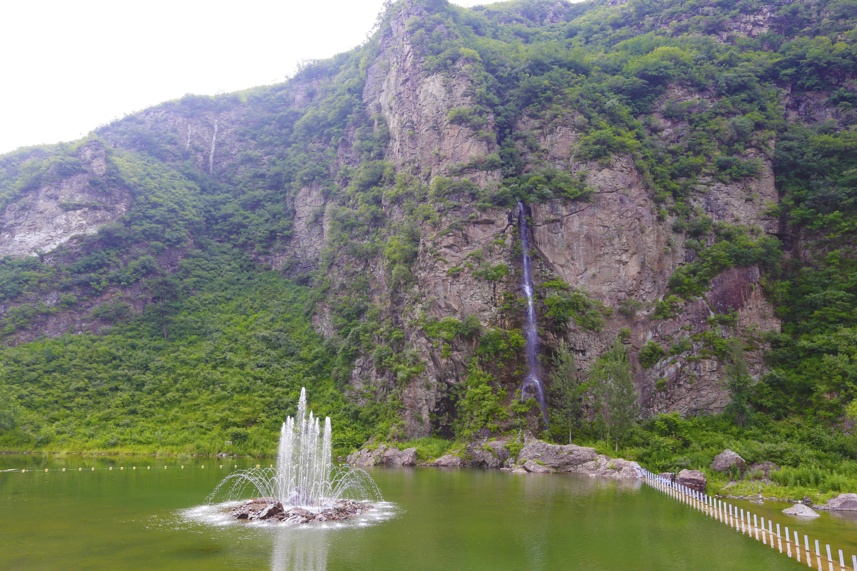 傍水崖景区位于海港区石门寨西北部,地处国家级柳江地质遗迹自然保护