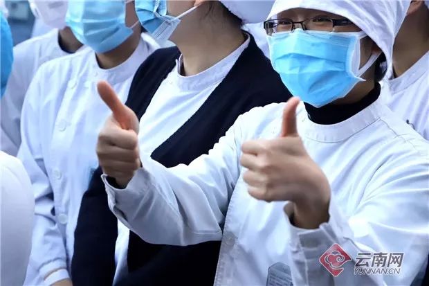 向医护人员致敬!