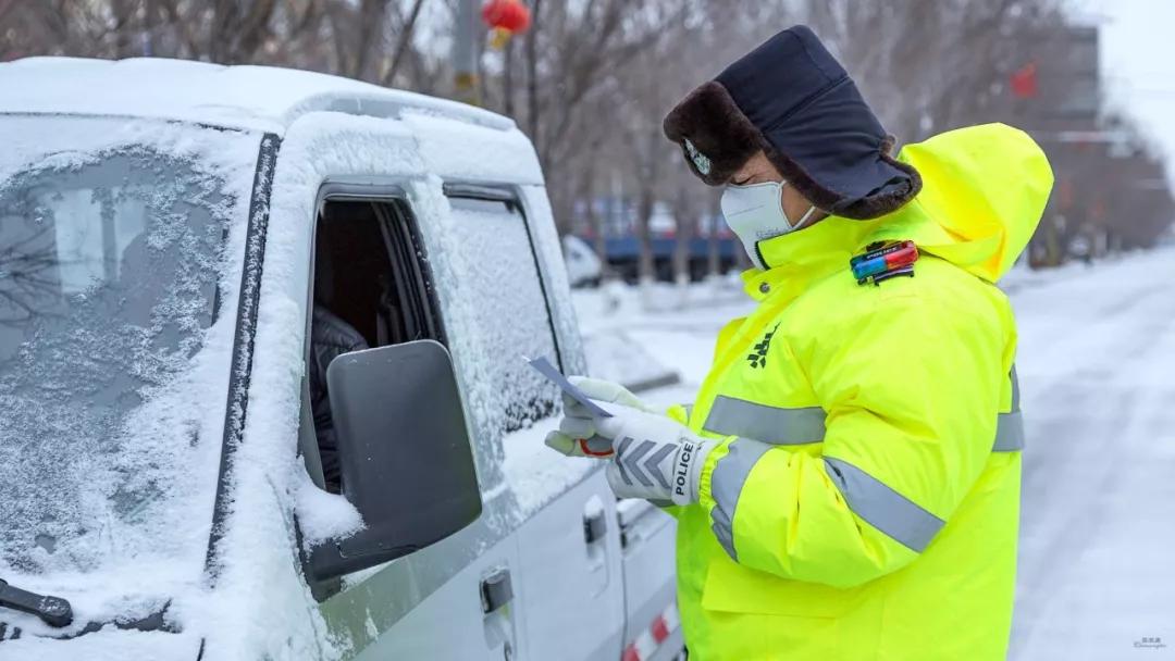 抗击疫情公安在行动严防死守风雪中坚守抗疫一线
