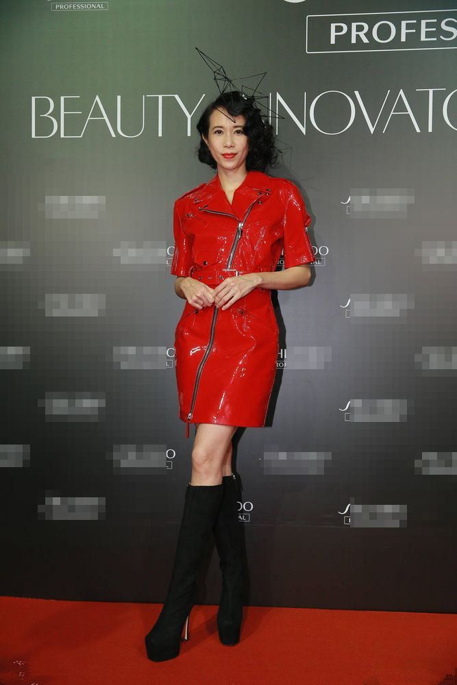 莫文蔚沉浸在爱情里一点偶像包袱没有纯素颜穿简装就出来逛街