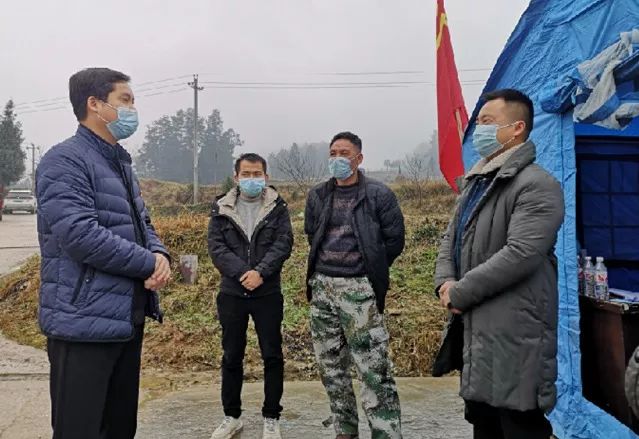 一手抓疫情一手抓生产县委常委组织部长吴小勇一行到双井镇调研疫情
