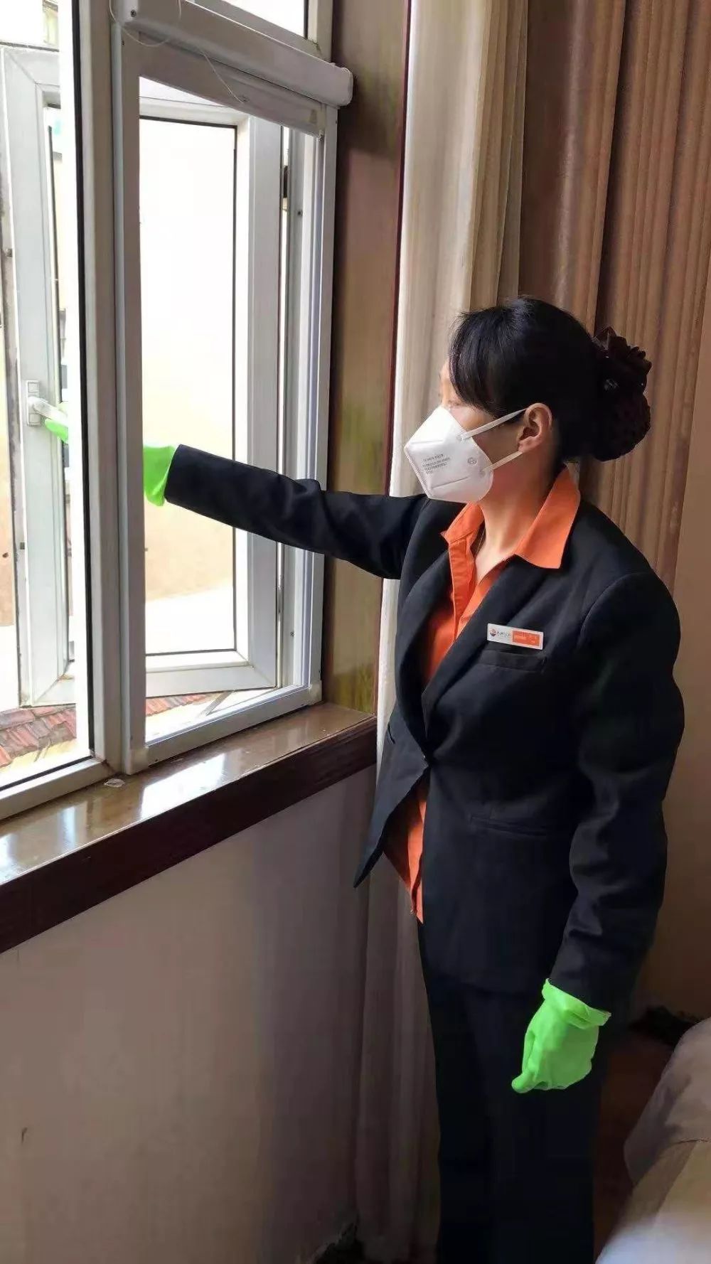 客房开窗通风对流不低于15分钟.每日通风早,中,晚,次数不低于3次.