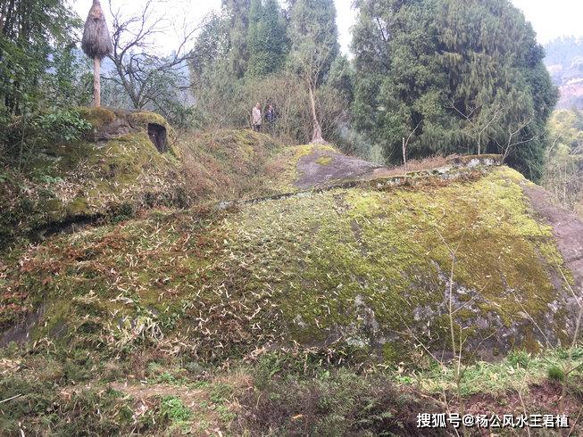 原创风水宝地太师椅形双峰迎主风水大师王君植四川成都看风水寻龙实拍