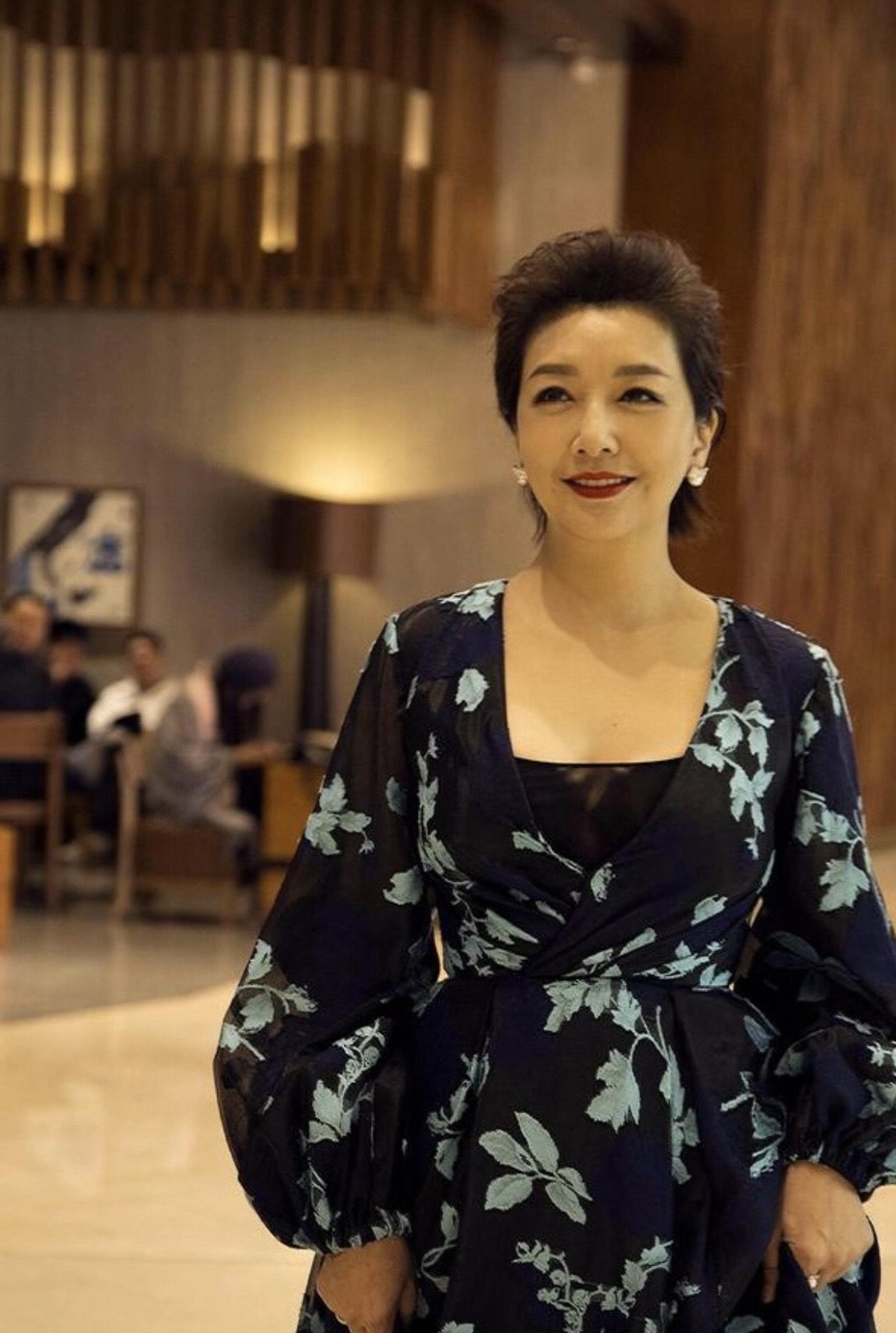 52岁江珊不老女神,短发配印花连衣裙藏不住的丰满身穿,美丽动人_女性