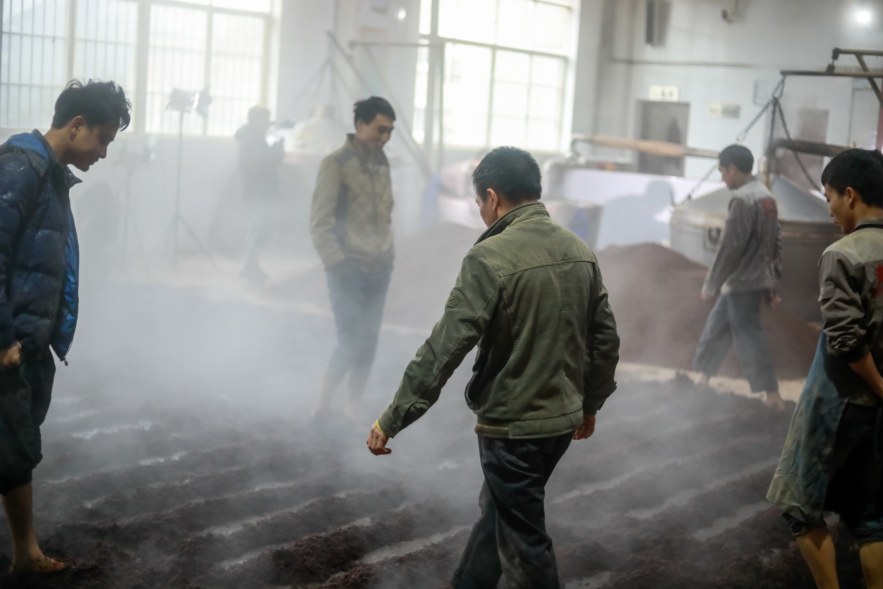 贵和酒业里的"光脚"的酿酒师,你见过吗?