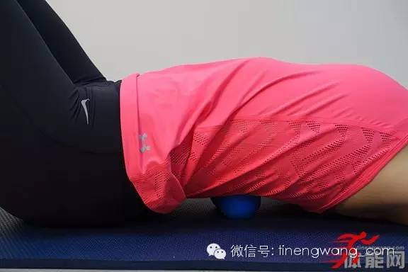在家用花生球来按压胸腰筋膜缓解腰部不适