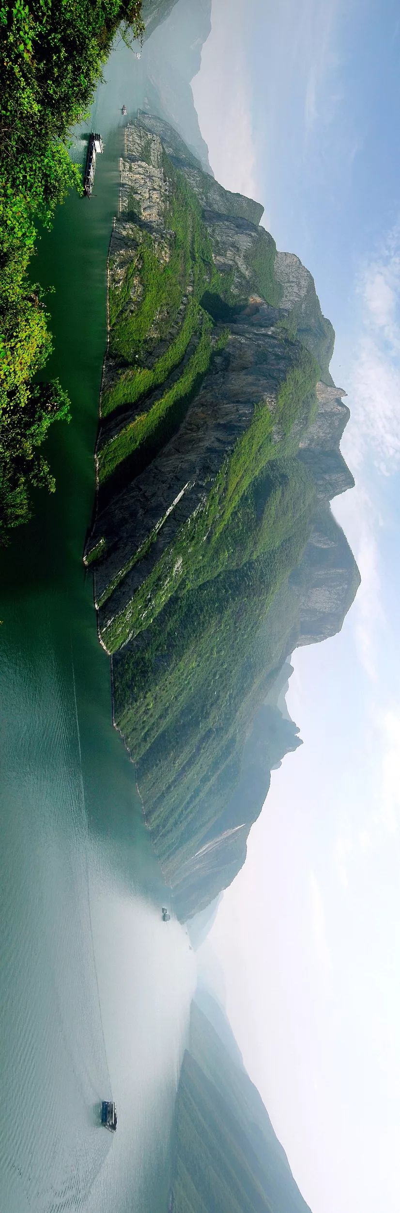 终于在江夏之地舒展开来经历了九曲回肠的迂回蜿蜒从宜昌奔涌而出冲出