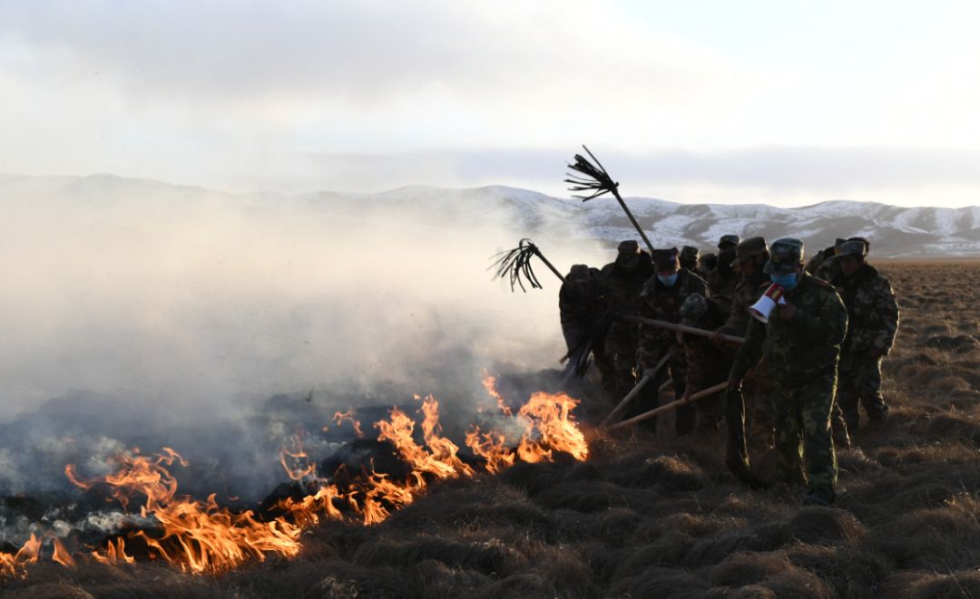 尽快控制进而扑灭草原火灾,防止火灾可能造成的次生灾害,务必避免人员