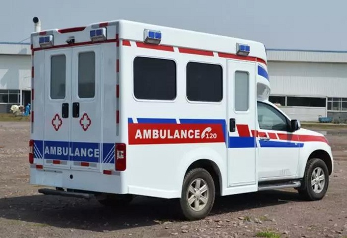 得益于d-max皮卡底盘基础,这款救护车相比于大多数普通救护车离地间隙