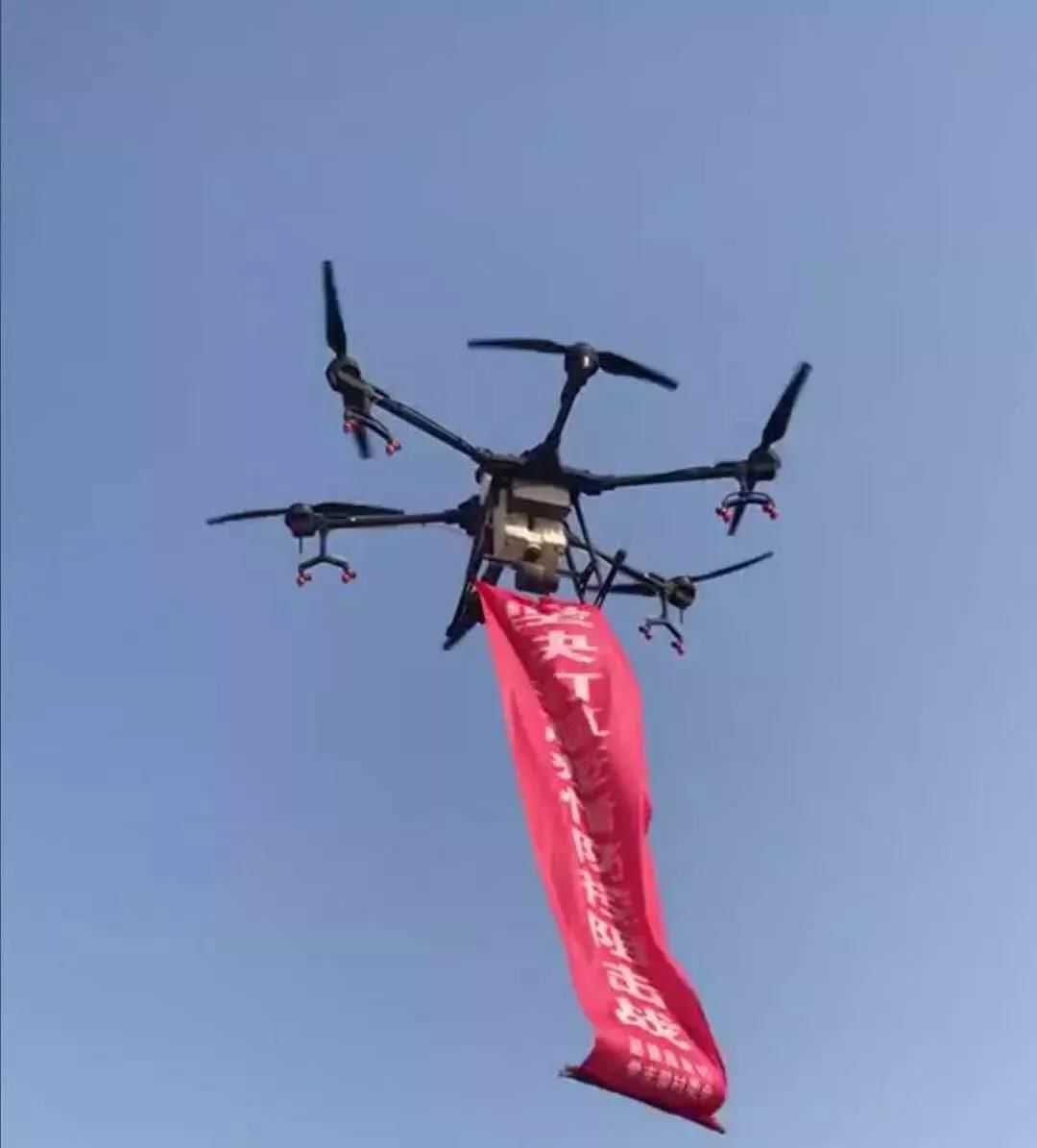 西安航空职业技术学院无人机专业学子利用无人机开展喷洒消毒液,防疫