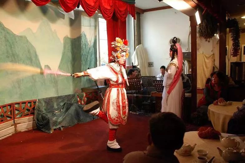 图片by蜂鸟摄影论坛@w3169虽然没有荣华楼的食客那么热情,但是来捧场