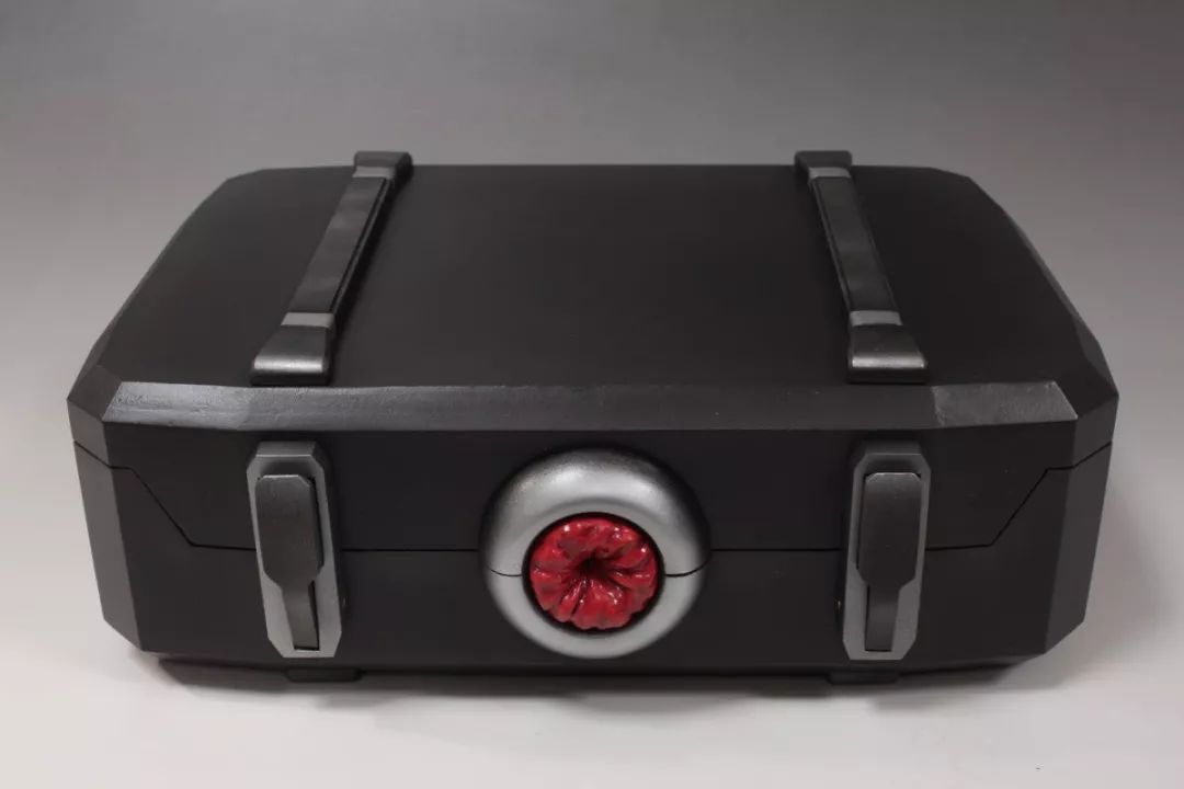 此物又称「 弹药包 」,跟在剧场版登场的重要角色普鲁修卡有关.