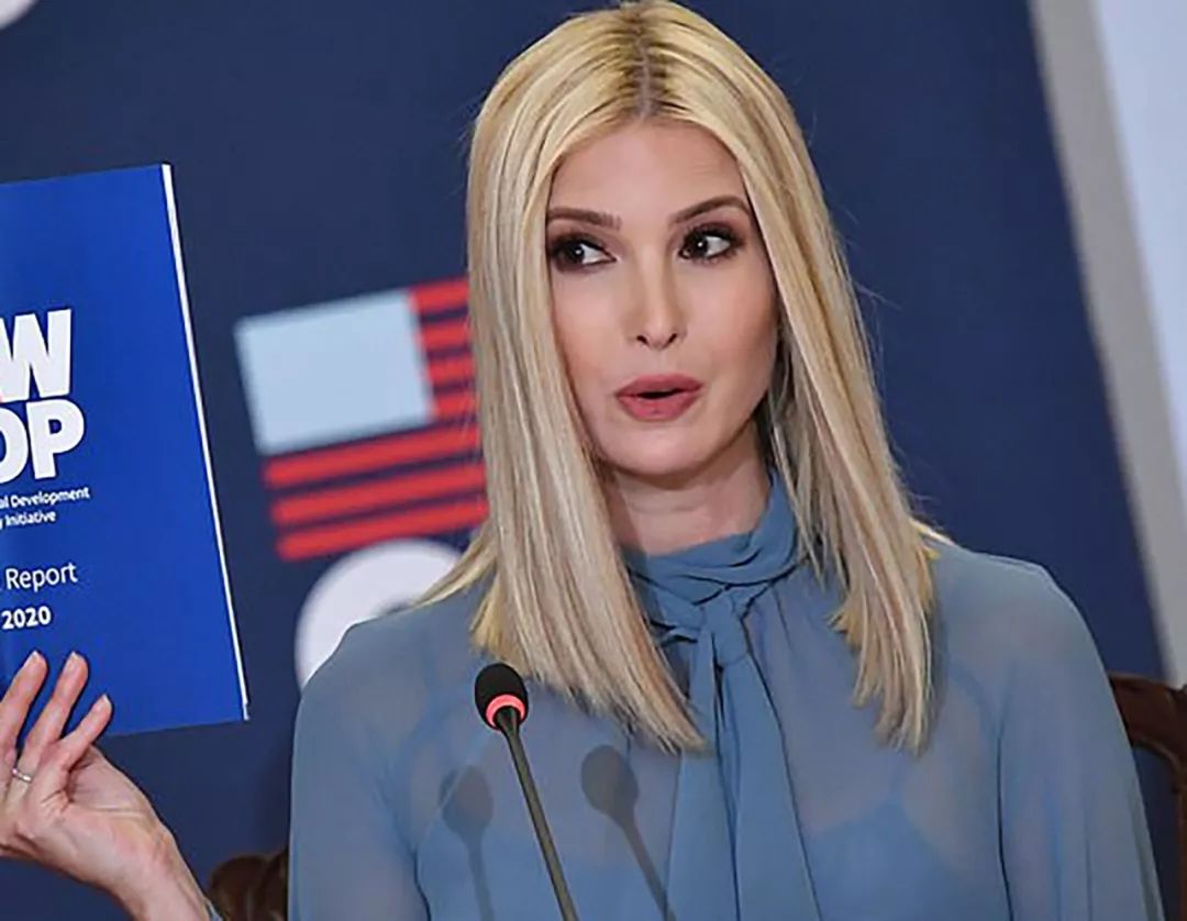 38岁伊万卡重现清纯风穿绉纱半透明蓝裙露又细又白的腿真惊艳