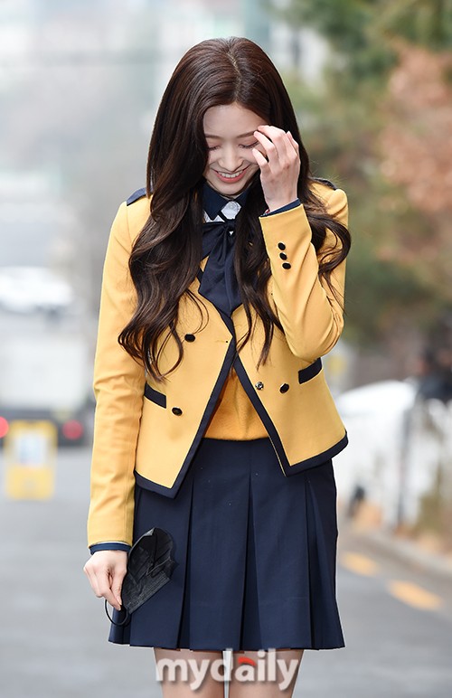 毕业快乐!izone成员金珉周出席高中毕业典礼