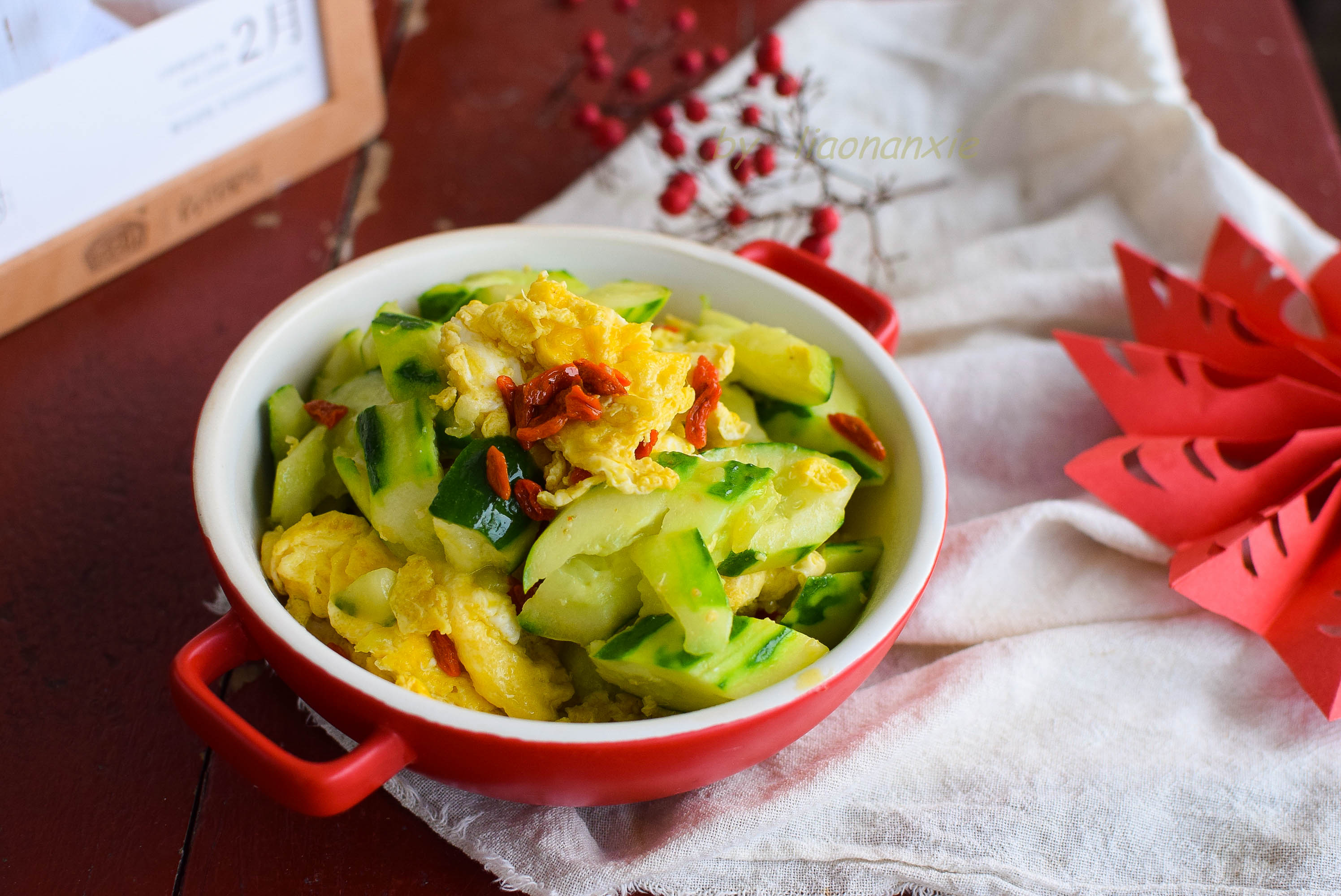 枸杞黄瓜炒蛋6,出锅装盘,把红辣椒切碎,放在上面做个点缀挺好的.