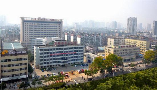 湖北省委常委襄阳市委书记李乐成看望慰问辽宁医疗队队员