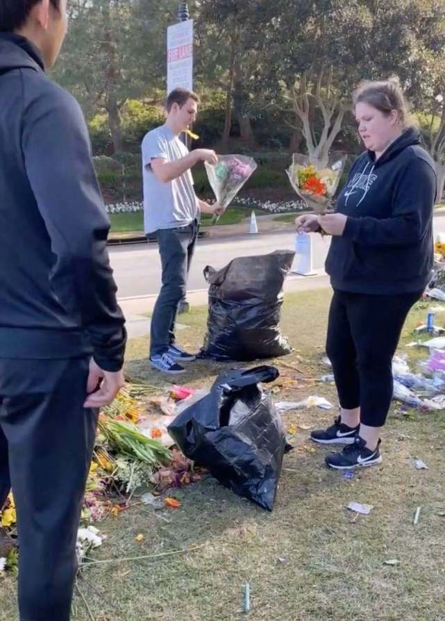 科比父女安葬后,瓦妮莎即清理家门口球迷献花,背后原因令人泪目_葬礼