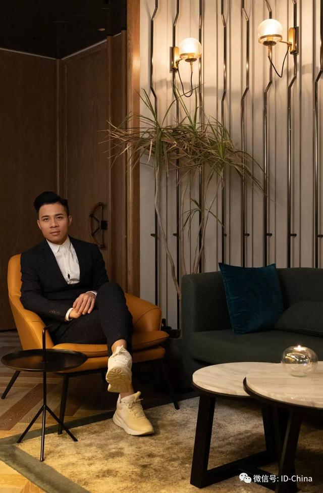 丨主设计师简介摄影:steven ko项目主材:木饰面,黑钢,云石,古铜完工