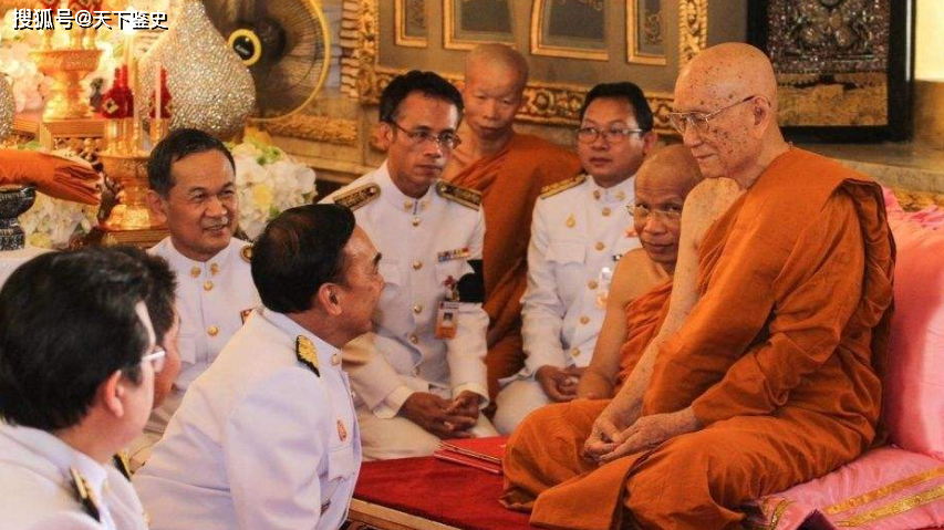 看起来似乎泰国国王在本国有着至高无上的地位,但67岁泰王罕见下跪!