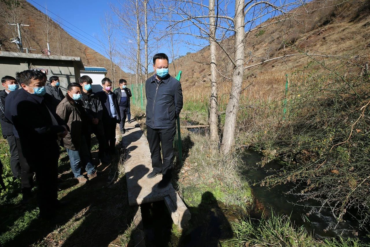 在哈喇河海外村,黑石头镇河坝村,肖发君实地考察水源点情况,与随行