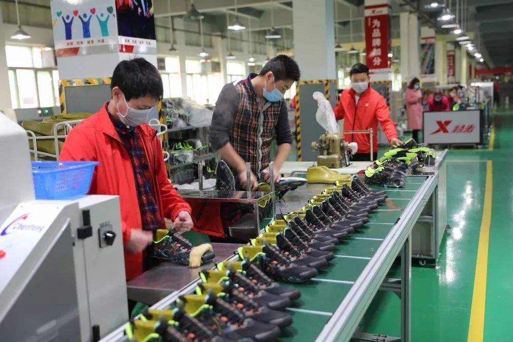 复工复产特步疫线党旗红复工防疫两不误