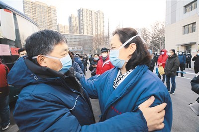 30分,青岛流亭国际机场广场上,来自青岛青大附院,市市立医院,市中医院