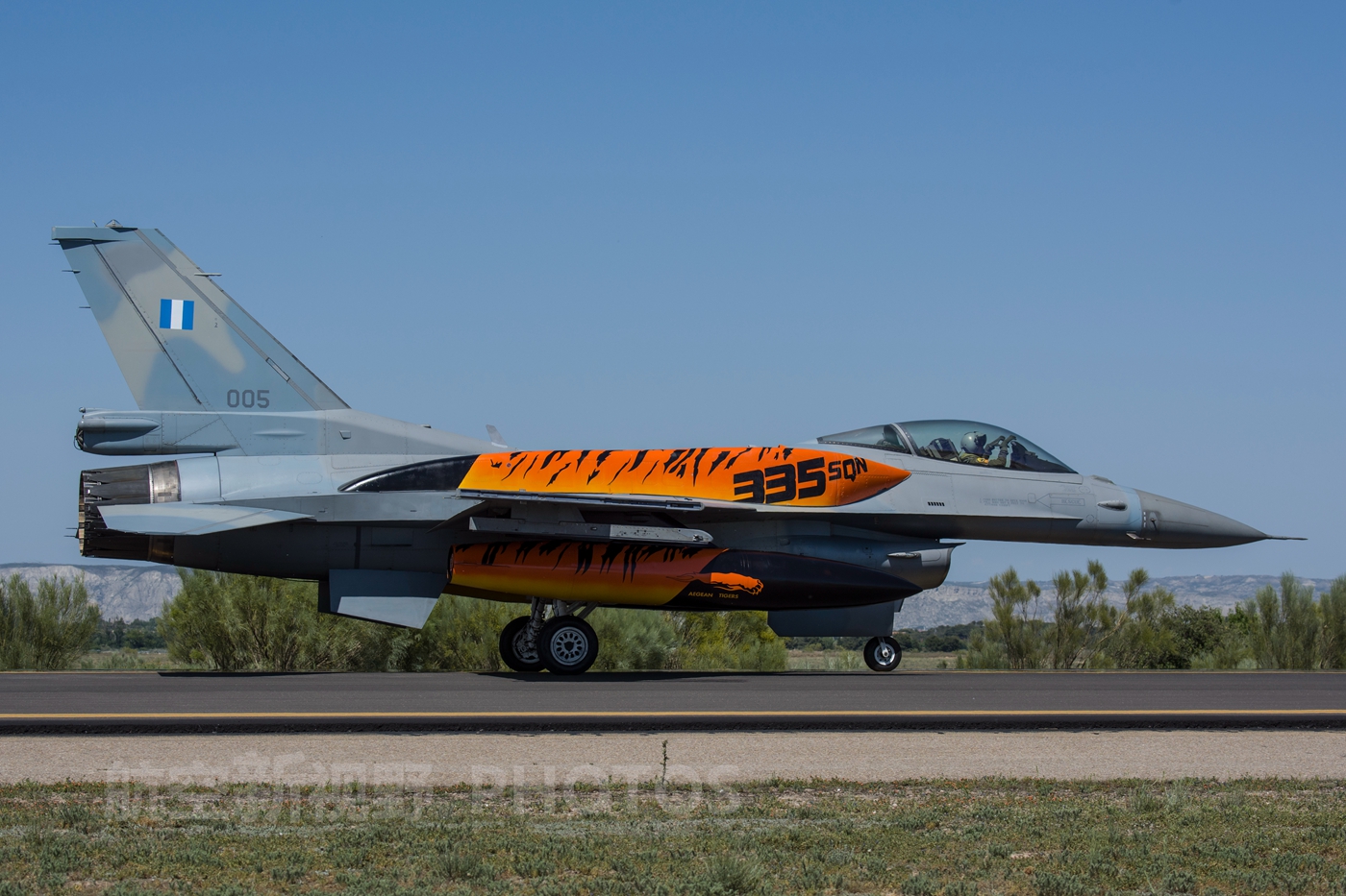 背着两个保形油箱,笨重的f-16block52 多用途战机,希腊空军主力