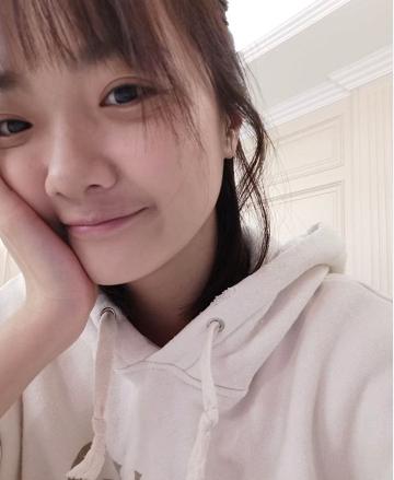 话不多说,先上照片.其实当今也有一位女星很"冻龄",她就是演员曹苑.