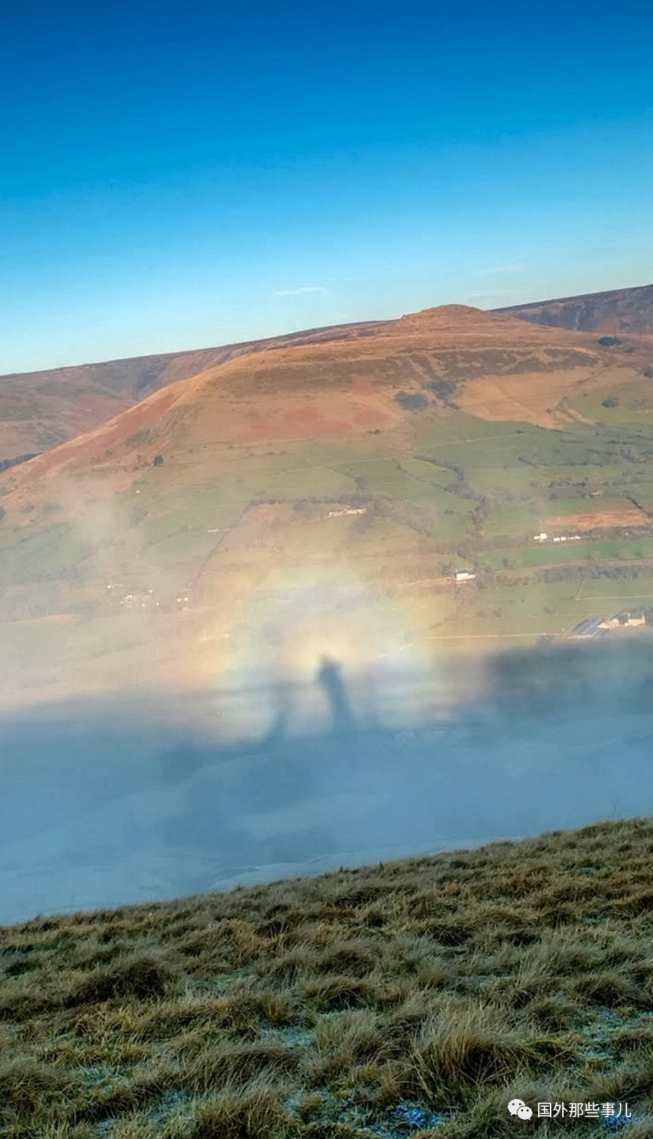 这一现象被称为"布罗肯现象",中国人称之为"佛光".