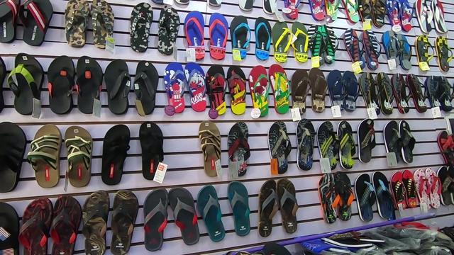 云南河口,越南平仙拖鞋专卖店,当地人说可以穿十年,我表示怀疑
