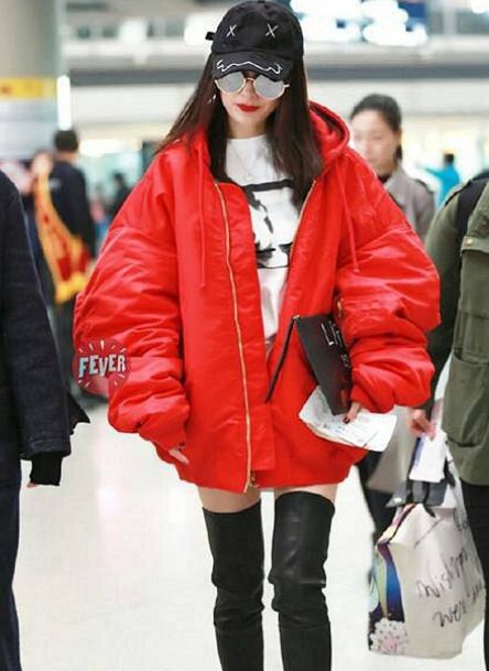 李小璐晒视频扮少女骨瘦如柴瘦脱相不修图的脸起码自然