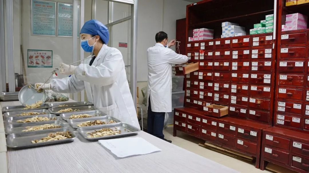 据了解,汤药是医院根据湖南省中医药管理局下发的中药方案熬制的,适用