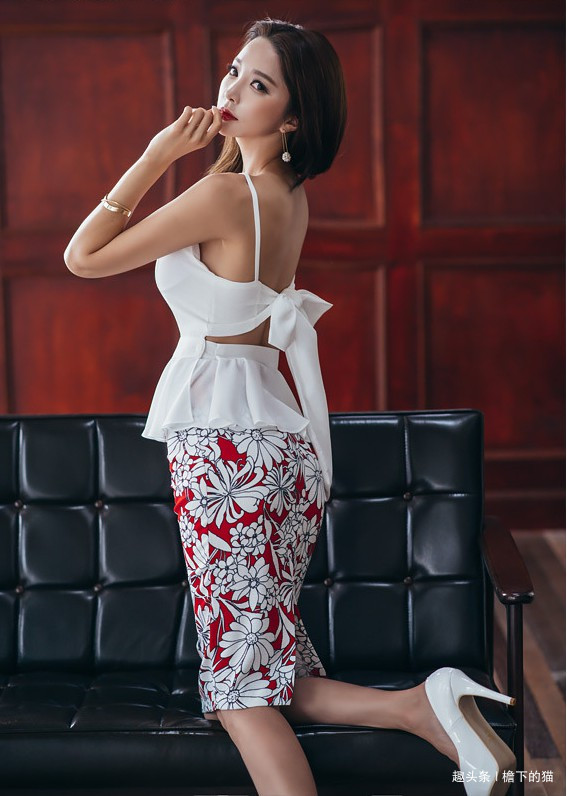 朴洙妍-艳红勾菊清荷吊肩衫鉴赏
