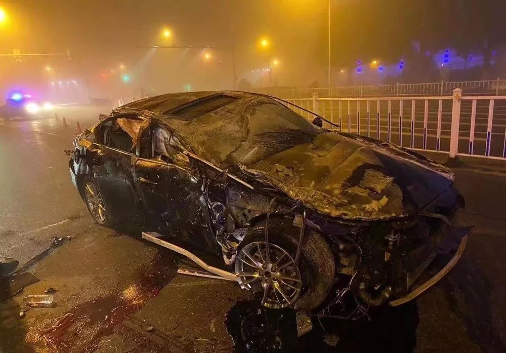 1死3伤凌晨镇江某路发生惨烈车祸司机涉嫌酒驾逃离现场
