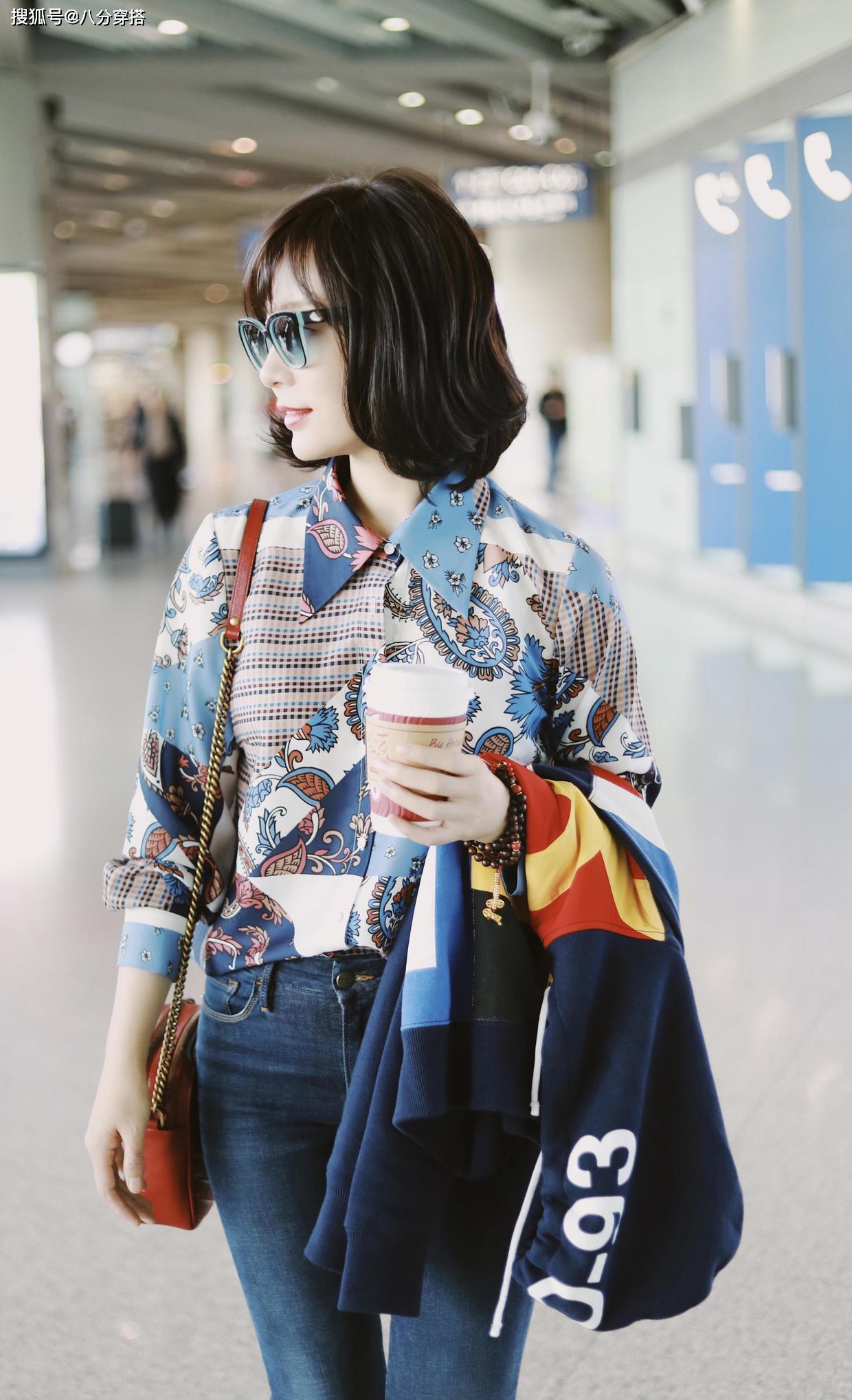 原创陈数不愧是知性优雅穿搭的典范,印花衬衫配牛仔裤简约利落,真美