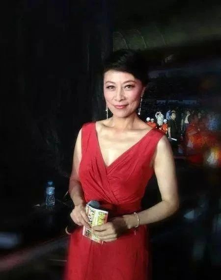 21岁上春晚,23岁拿影后,28岁遭老公抛弃,今57岁与29岁女儿为伴_岳红