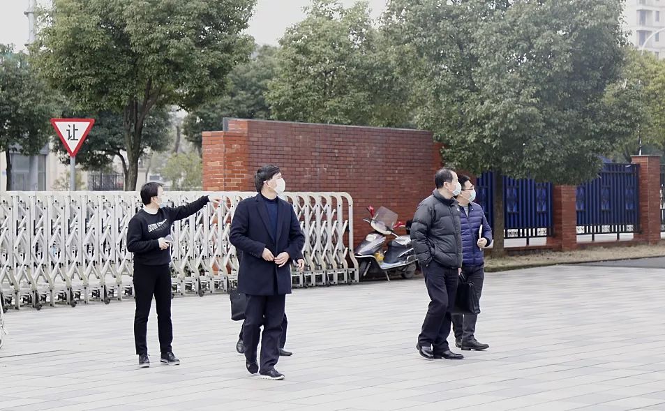 市教育局朱小国局长一行到我校检查指导疫情防控工作