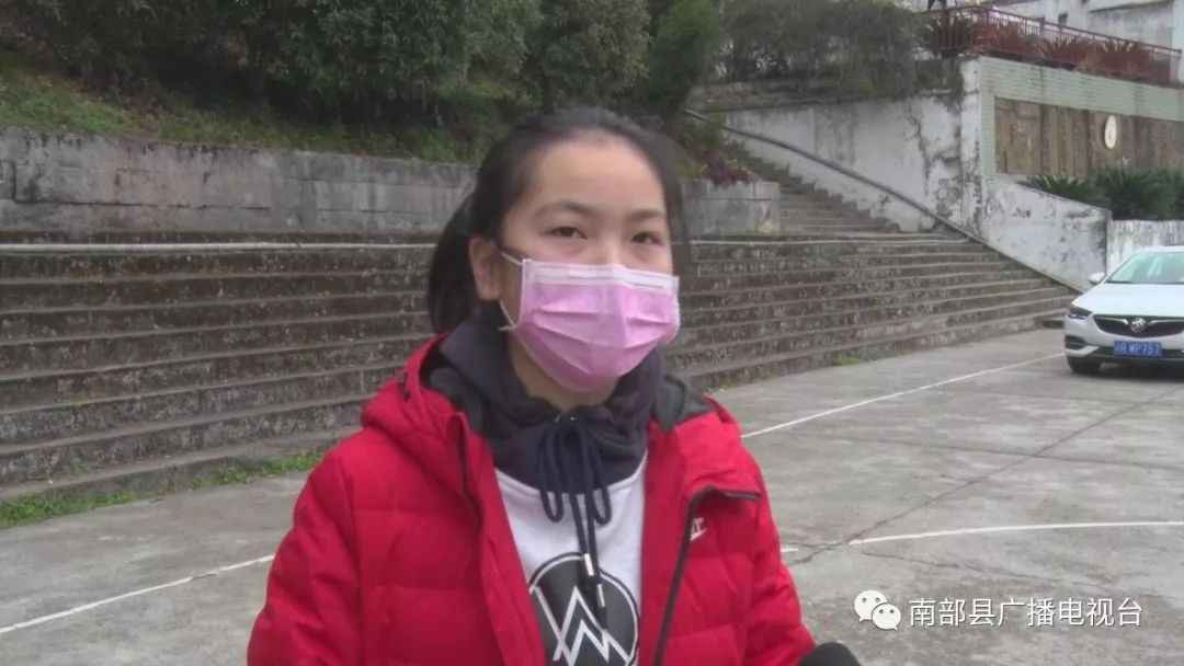 2月11日上午,记者在伏虎中学采访时看到,何老师正通过"乐教乐学"平台